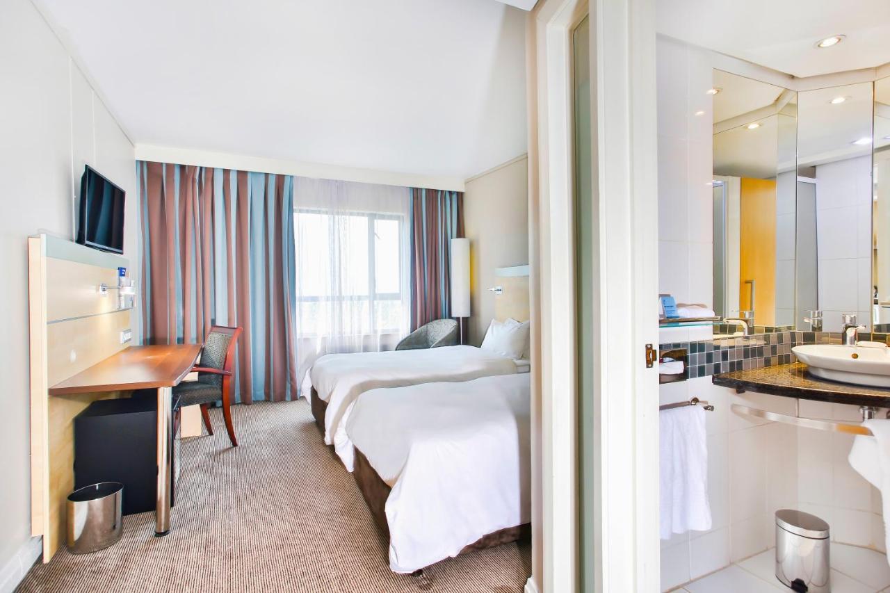 Holiday Inn Express Sandton-Woodmead By Ihg Екстериор снимка